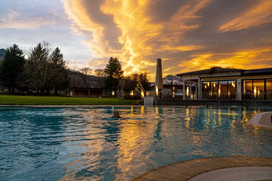 Sonnenuntergang in der Therme im Sommer